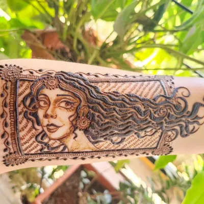 A close-up of a portrait I doodled on my arm. I love practicing new faces and hair textures, letting my creativity flow to create unique characters with henna.
