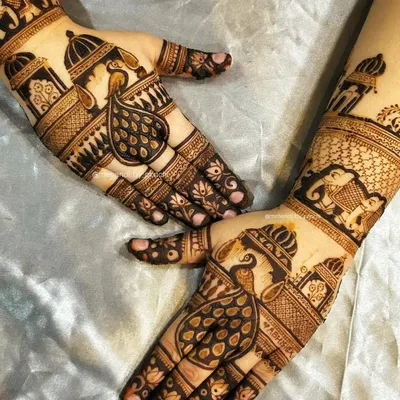 A classic bridal design featuring symmetrical peacocks and palace domes. This style is timeless and brings a sense of royal elegance to the hands.