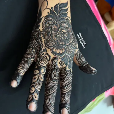 This is a design created using an instant cone. It gives a bold, black color immediately after application, which many clients love for its immediate impact.