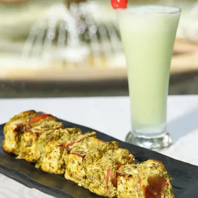 Say hello to the ultimate vegetarian delight: Paneer Minty Lemon Tikka. Smoky, zesty, and grilled to perfection, every bite is a flavour explosion you won’t forget.