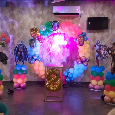 This Avengers themed setup brings together multiple heroes in one frame. I used character masks on the balloon ring and placed cutouts of Captain America, Iron Man, and Batman on balloon pillars to create a dynamic party atmosphere.