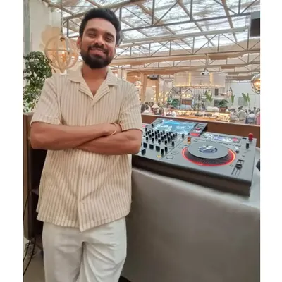 Spinning tracks for a weekend brunch at Luuma Juhu. I curate a chill yet upbeat playlist that complements a relaxed daytime atmosphere.