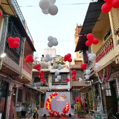 A stunning outdoor 25th anniversary celebration setup in a residential street. We created a beautiful balloon ring backdrop and decorated the entire lane with floating balloon bunches.