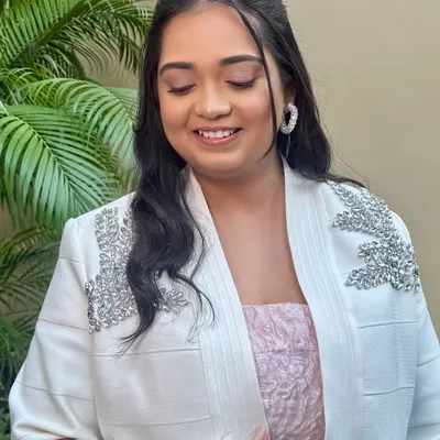 An effortless and elegant look for any special occasion. I created soft pink lids, luminous skin, and a touch of gloss to bring this whole vibe together for the lovely Shreemani Tripathi.