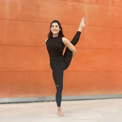 Sthira Sukham Āsanam. This sutra reminds us that yoga is not about forcing the body, but about finding a balance between strength and ease. With patience, the posture unfolds naturally, with a smile.