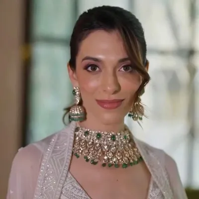 A perfect example of soft bridal elegance with Maia Sethna. The makeup is clean and radiant, with a focus on flawless skin and a gentle pink lip, allowing her natural beauty and the stunning jewellery to shine.