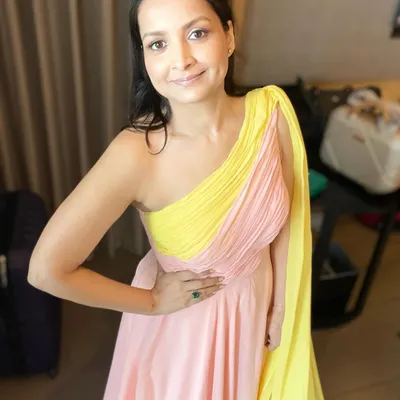 A soft and professional look for a corporate event. The makeup is minimal and clean, with a "no-makeup" feel, paired with simple, open hair to create a look that is both approachable and confident.