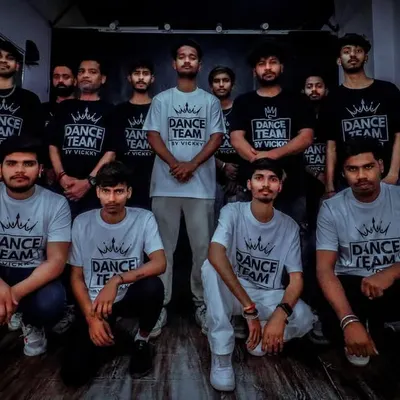 This is my team, the heart and soul of Dance Team by Vickky. With over 600 wedding choreographies a year, this group of professional dancers is experienced, dedicated, and ready for any challenge.