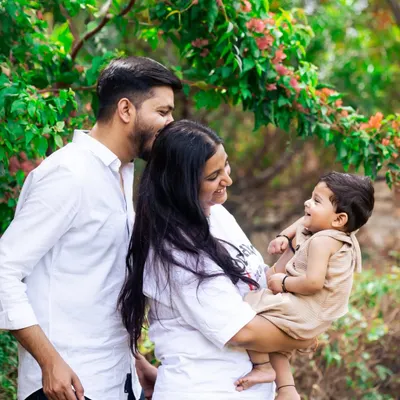 A candid family moment captured under the trees. Outdoor sessions like this allow for natural interaction and result in warm, authentic family portraits full of love and laughter.