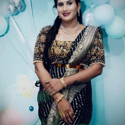 A simple and elegant look for a party. This client paired a pearl necklace set with a beautiful black saree, a classic combination available for rent.
