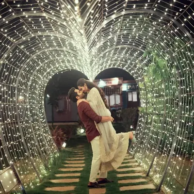 A magical kiss inside a tunnel of fairy lights. We create enchanting pre-wedding settings that make your romantic moments feel like a scene from a movie.