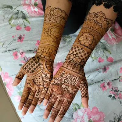 This full-coverage design features beautiful floral bands on the wrists and a mix of geometric grids and leafy patterns on the hands. It's a very rich and traditional look.