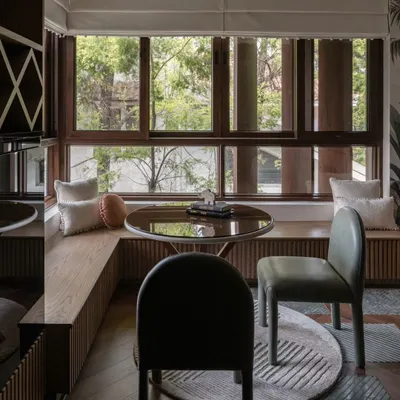 A cozy study and play nook in one of the boys' rooms at the Pràna house. The built-in bench seating by the large window is perfect for reading, drawing, or just watching the world go by.