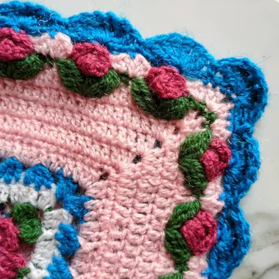 A close-up of the beautiful rosebud border on my Lydia blanket. This intricate detail adds a romantic and delicate finishing touch to the piece.