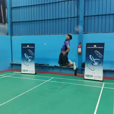 An athlete executes a powerful jump smash during a training session. We focus on developing explosive power and correct biomechanics to maximize the effectiveness of every shot.