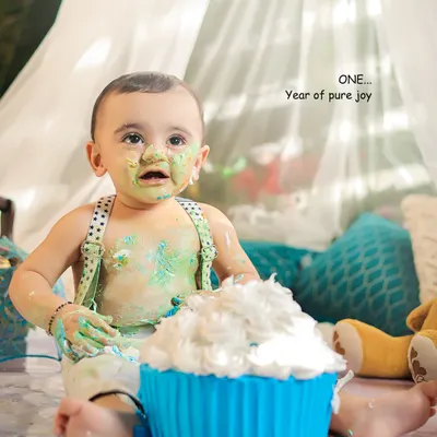 One year of pure joy and a whole lot of mess. This outdoor cake smash session captures the fun and freedom of turning one.