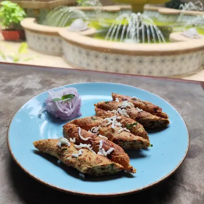 Our Veg Seekh Kababs are a healthy and flavorful choice. Made from minced vegetables and spices, they are roasted in the tandoor for a crispy outside and tender inside, served with fresh onion rings.