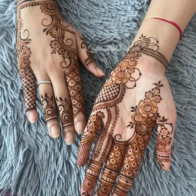 Simple yet elegant. This design shows how beautiful a mix of Arabic-style swirls and Indian motifs can be.