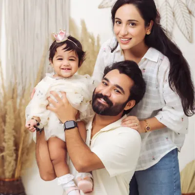 A beautiful family portrait, full of smiles and warmth. I love capturing these moments where everyone is relaxed and happy, creating a perfect memory for your family album.