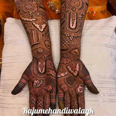 A very heavy and intricate design that covers the entire hand with complex patterns. The dark stain shows the quality of my henna.