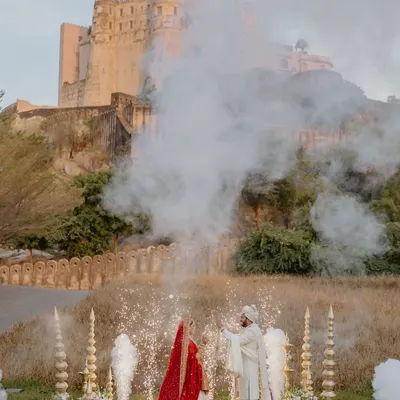 A truly epic moment from Jigar and Amruta's wedding, with the majestic Kumbhalgarh Fort as the backdrop. The combination of the ancient fortress, the sacred ceremony, and the dramatic special effects created a scene of unparalleled grandeur.