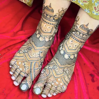 This full-coverage foot mehndi features palace domes and intricate checkerboard patterns, creating a royal look.