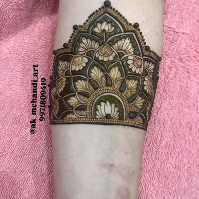 This is a finished cuff design showcasing 3D lotus flowers. The technique involves careful layering of henna paste, which I demonstrate in detail in my advanced course.