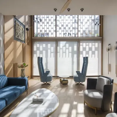 The living room of the Screen House was designed with an emphasis on openness and connectivity. The front screens cast dynamic patterns of light and shadow, transforming the space into a living artwork throughout the day.