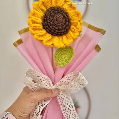 A slightly different view of the single large sunflower bouquet. The pink wrapping with gold trim adds a touch of elegance to this cheerful and handmade flower gift.