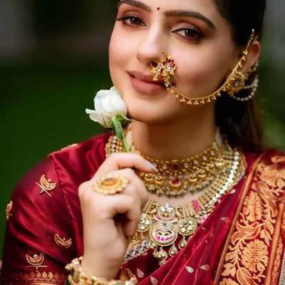 A classic Navari look is all about grace. I created an ultimate soft glam look for this bride, with warm tones on the eyes and a gentle contour to highlight her features, perfectly complementing the rich maroon velvet saree.