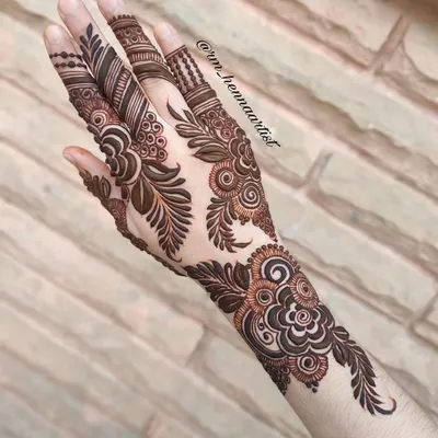 A beautiful back-hand design in the Gulf style. I love the way the pattern flows diagonally across the hand, using bold leaves and vines.