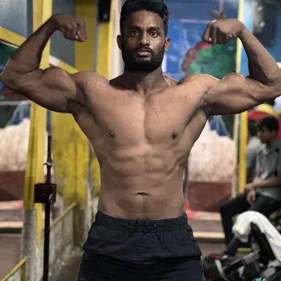 A small muscle tear can't tear my mindset. This photo shows my physique and my determination to push through injuries. A wounded lion is always dangerous.