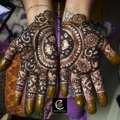 A beautiful and full design for a Karwa Chauth celebration. This style, often chosen by family members or for festivals, features bold lines and floral patterns for a striking look.