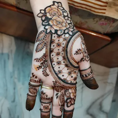 An example of a beautiful Arabic-style bel (vine) design. This pattern flows gracefully from the index finger to the wrist, combining floral elements with leafy vines for a modern and elegant look.