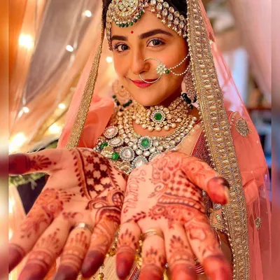 A beautiful memory of doing the bridal mehendi for actress Debattama Saha for her show "Shaurya Aur Anokhi Ki Kahani". She looks stunning showing off her henna.