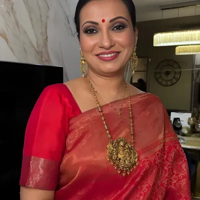 This is my signature soft glam for mature skin. I focused on creating a smooth, radiant base that glows, paired with a classic smokey eye and a warm lip color that brings life to the face.