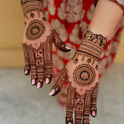 A classic and elegant mandala design centered around a lotus. This style is perfect for festivals or for bridesmaids, offering a beautiful look that isn't as heavy as full bridal.