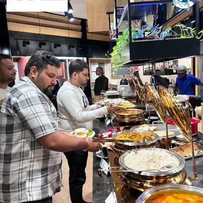 A glimpse of a bustling lunch service for an architects and dealers meet at Häfele. My buffet setups are designed for smooth flow, ensuring guests can easily access a wide variety of dishes, from hearty mains to fresh salads, all served in elegant, heated chafing dishes.