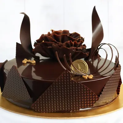Our classic Dutch Truffle cake, featuring a flawless, glossy chocolate ganache and crowned with sculptural chocolate shards. This is the epitome of chocolate indulgence, perfect for any and every occasion.