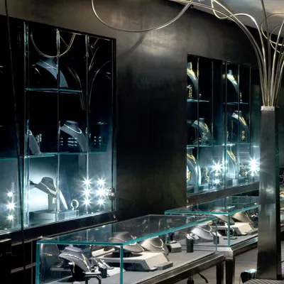 For ORRA diamond jewellery, we created a mysterious, dark interior to make the diamonds truly sparkle. The all-black store with focused, dramatic lighting and sleek glass display cases generates a rich, textured silence where the product becomes the undeniable hero.