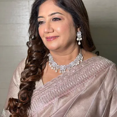 The lady with her diamonds and dewy makeup, a perfect combination. This look for the bride's mom was all about sophistication and a timeless glow.