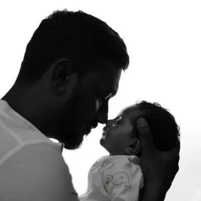 A father and his newborn captured in a striking black and white profile. This style emphasizes emotion and connection, creating a powerful and timeless image.