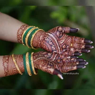 This is the beautiful, dark maroon stain my clients love. Paired with green bangles, the rich color truly stands out, perfect for a bride. This result comes from my all-natural henna and proper aftercare.