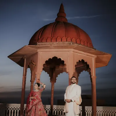 Against the twilight sky at Umaid Palace in Jaipur, this shot is a testament to quiet strength and royal elegance. It’s a moment of stillness before the grand celebration, where love is the only thing that matters.