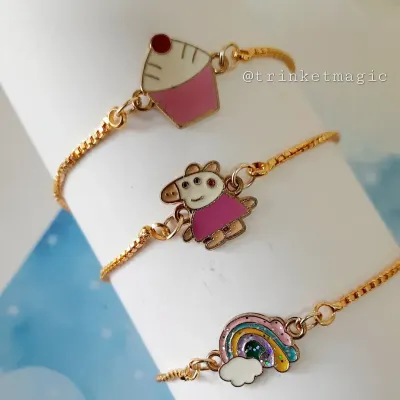 These adjustable charm bracelets are perfect for festive gifting. This set includes a rainbow, Peppa Pig, and cupcake charm, each with a delicate pearl hanging.