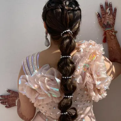 This is a fun and stylish balloon ponytail, perfect for a Mehendi or Sangeet. I've used pearl bands to create the "balloon" effect, adding a touch of modern elegance to a playful style.