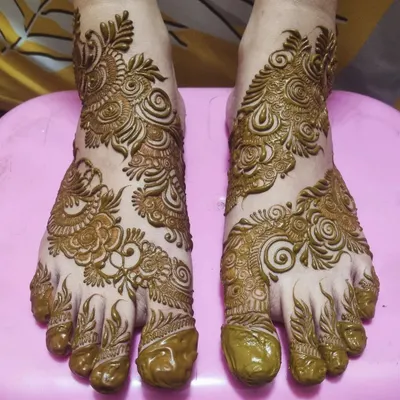A simple and elegant Arabic-style design for the feet. The pattern flows beautifully from the ankle to the toes.