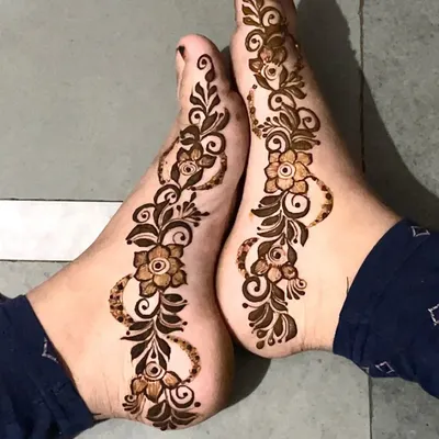 A beautiful and elegant floral vine design for the feet. This pattern gracefully follows the curve of the foot.