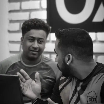 Discussing a client's plan. A crucial part of contest prep is supplement advice, where I provide guidance on what to take, when to take it, and why, based on your specific goals.