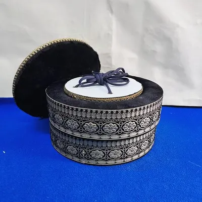 This professional pair of black tabla rings features intricate silver embroidery. These accessories not only provide a stable base for your drums but also add a touch of elegance to your setup.